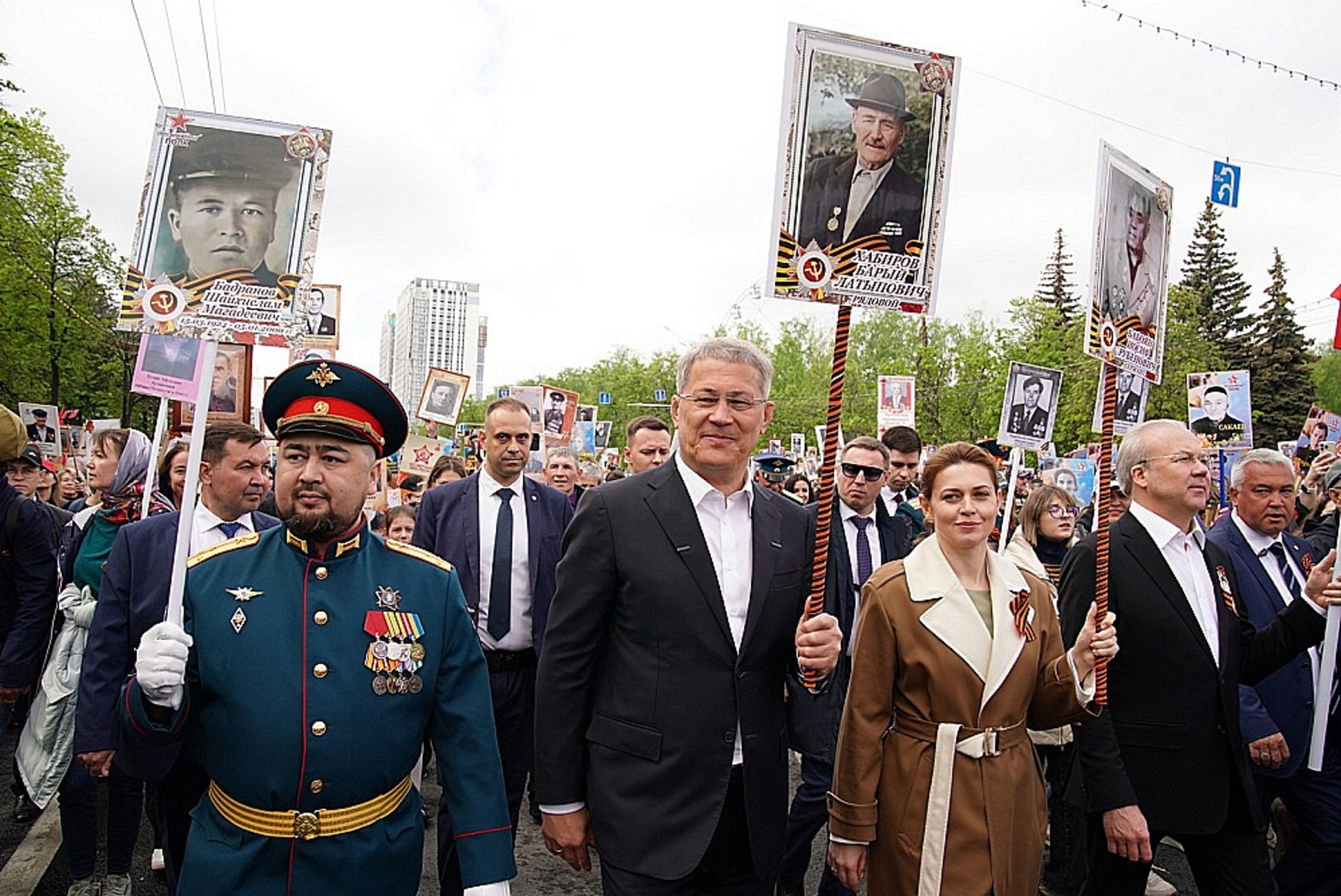 пресс-службы главы РБ Первые лица Башкирии тоже встали в строй Бессмертного полка.