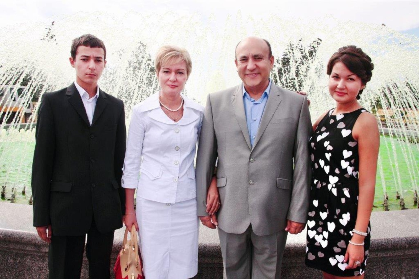 из семейного архива ЯНБУХТИНЫХ Науфал Янбухтин с супругой и детьми.