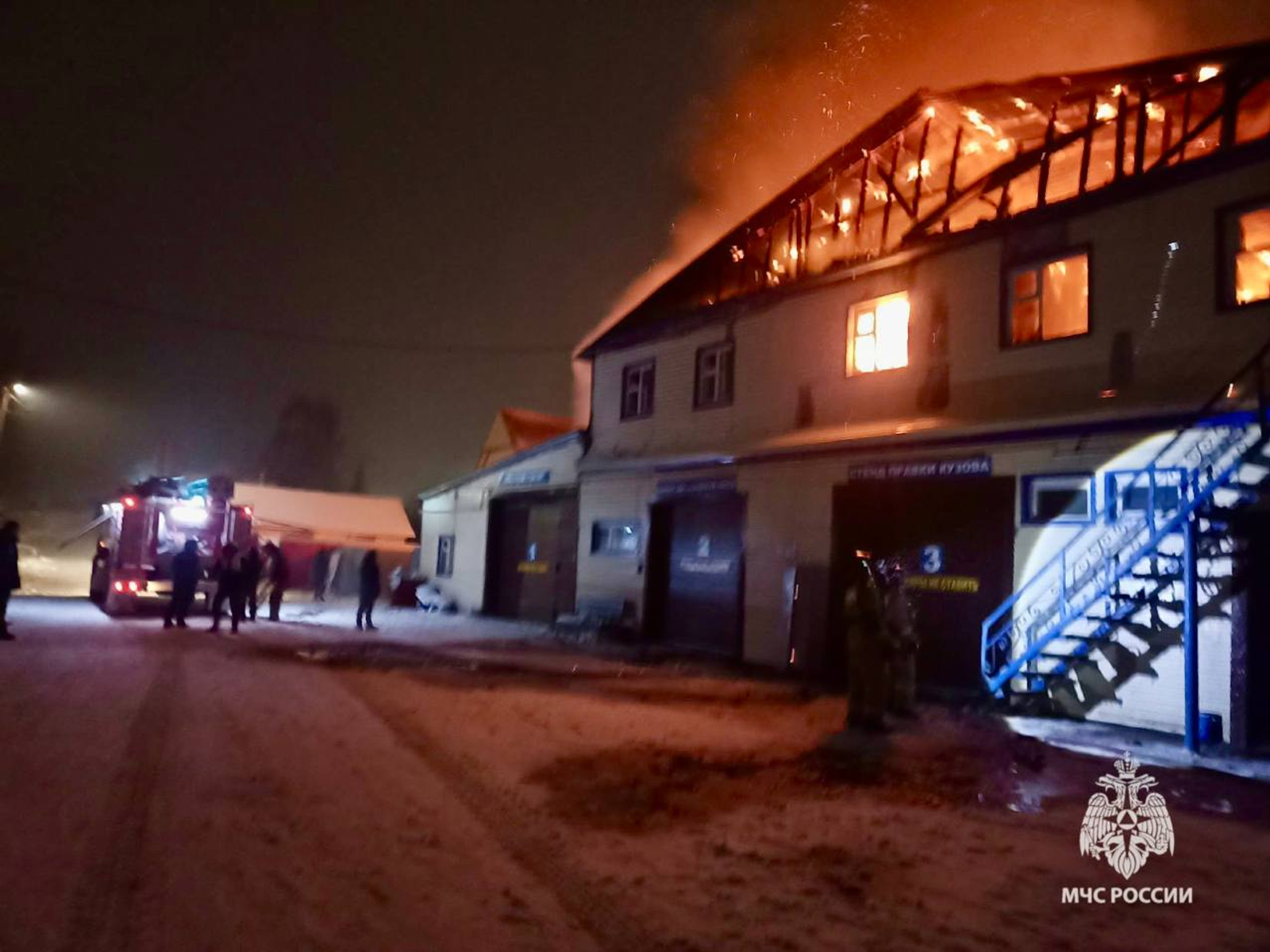 В Учалах сгорело здание двухэтажного автосервиса