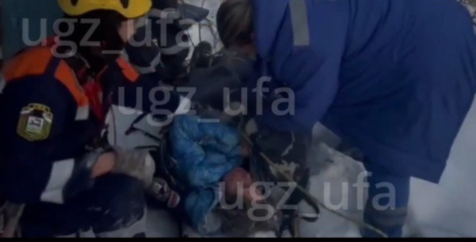 В Уфе из оврага вытащили замерзающую женщину