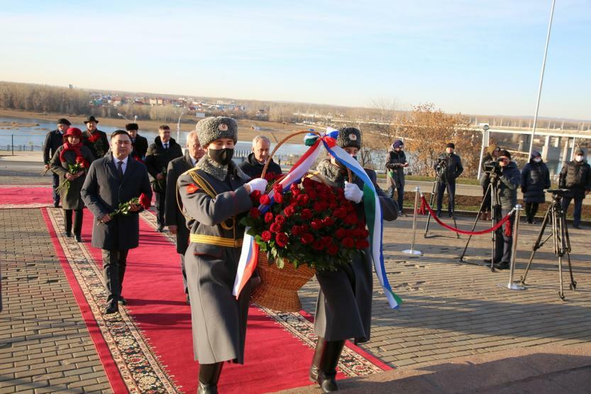 В столице Башкирии возложили цветы к подножию Монумента Дружбы