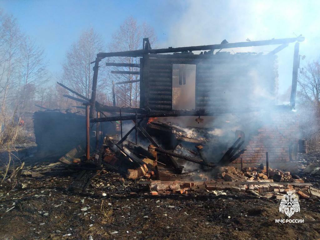 В Уфимском районе в садовом товариществе сгорели два дома и три бани
