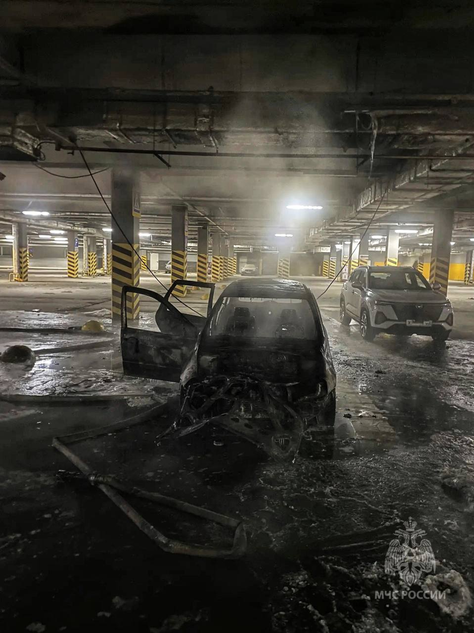 В Уфе на подземной стоянке гипермаркета сгорела «Лада Калина»