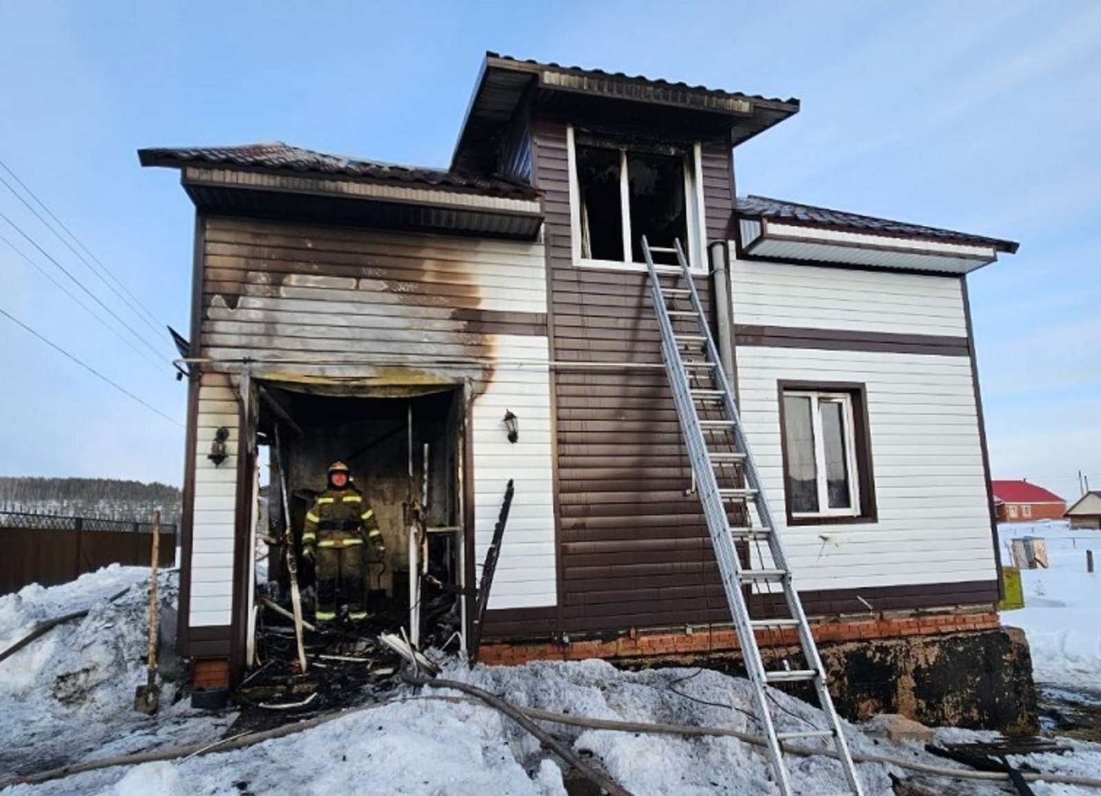В пожаре в селе в Башкирии погибла бабушка с внуками трёх и пяти лет