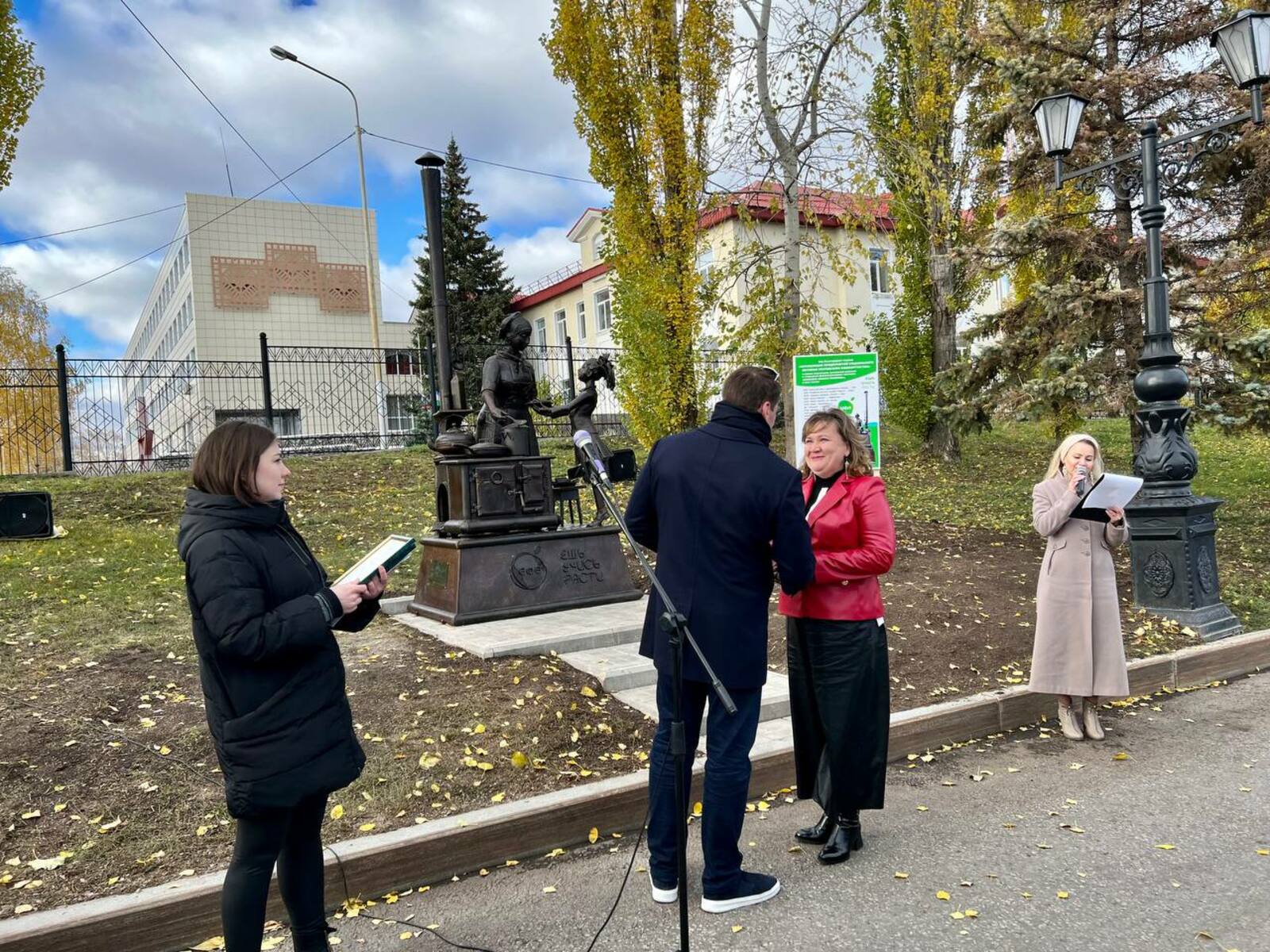 В Уфе поставили первый в России памятник школьному повару