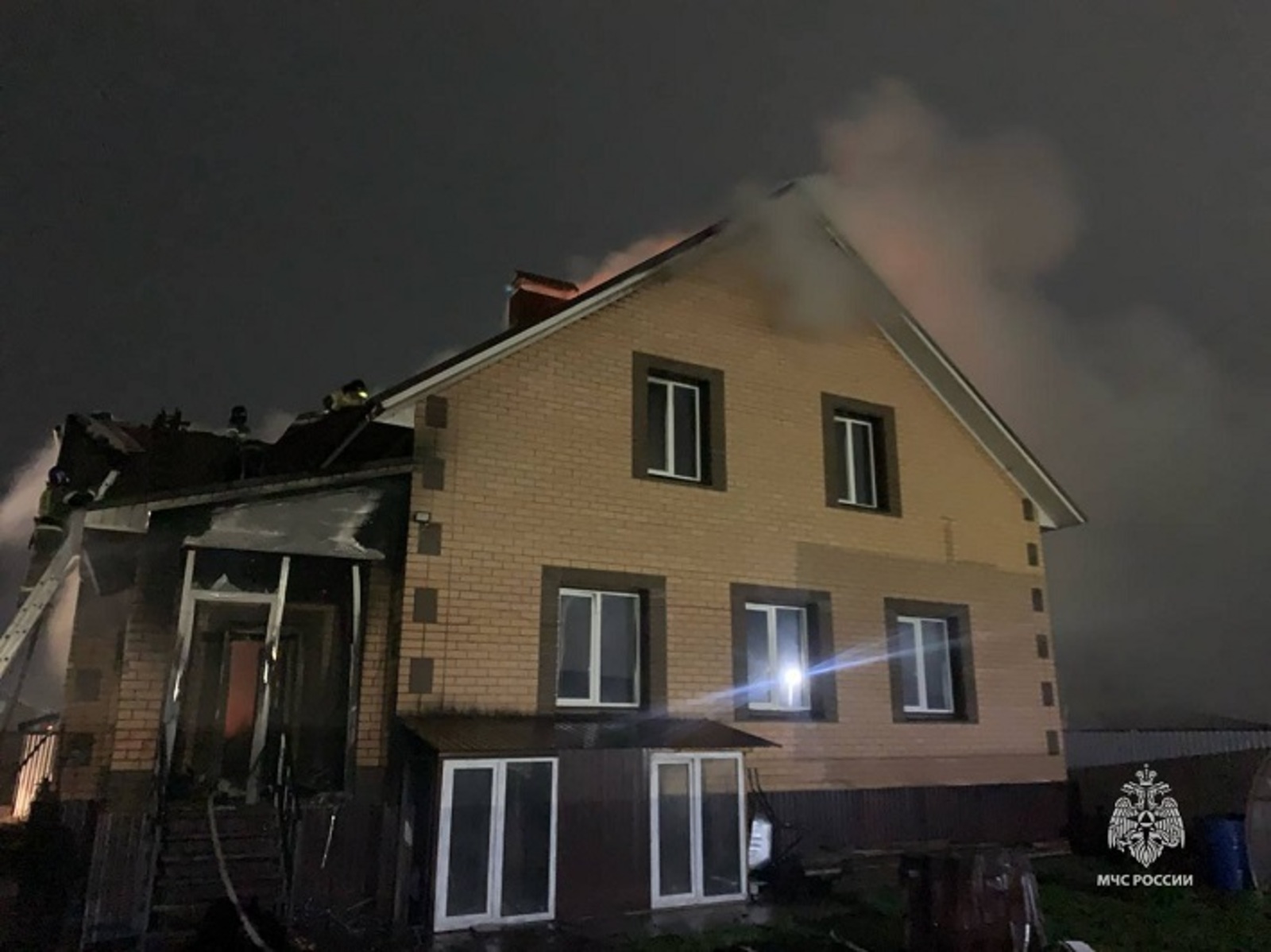 Под Уфой многодетная семья осталась без крыши над головой из-за пожара