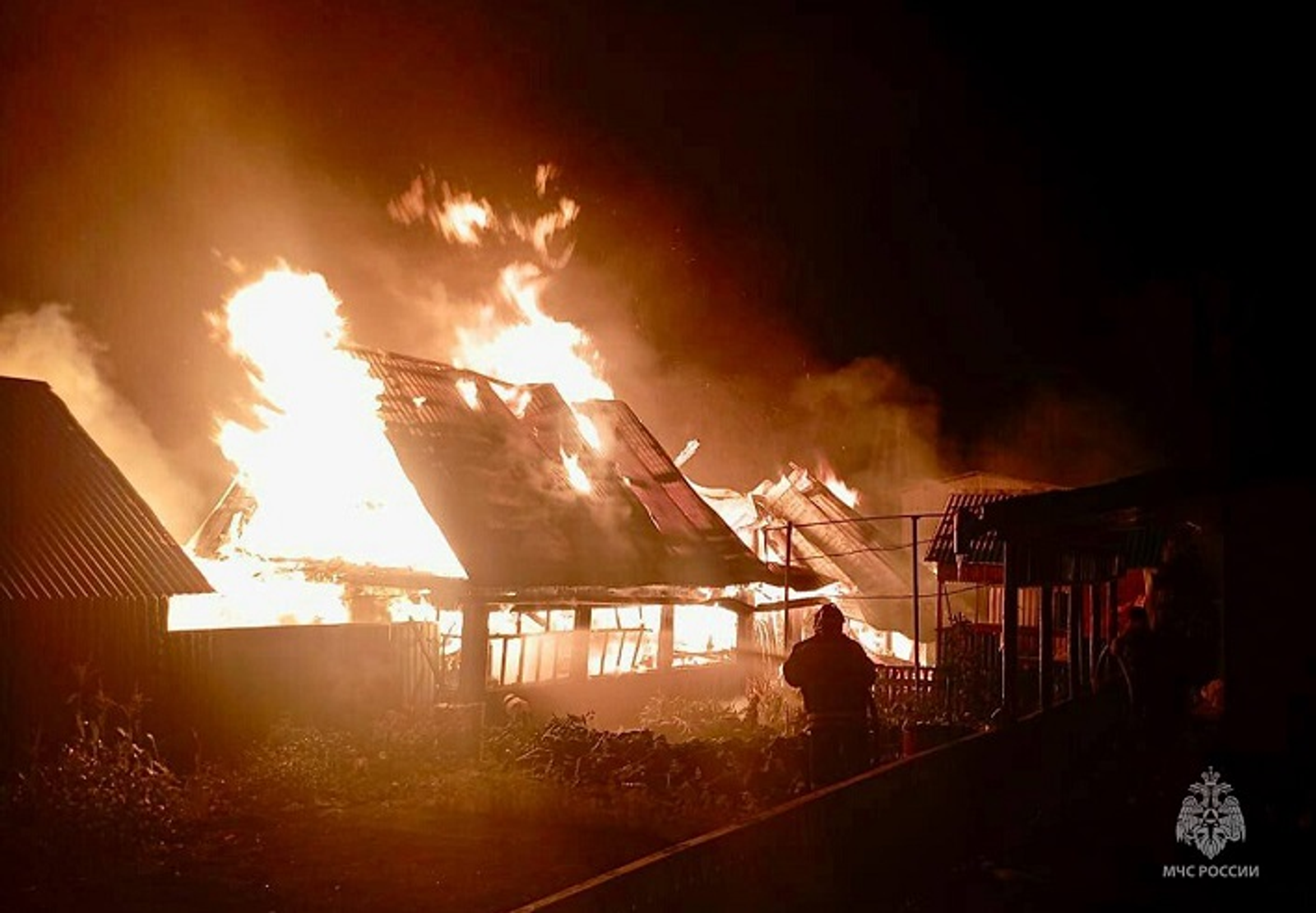 В Башкирии пожарные успели уберечь от огня частный дом