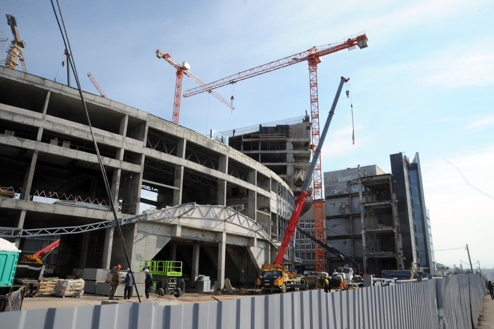 Ринат РАЗАПОВ  На стройке главного здания межвузовского студенческого кампуса работа кипит каждый день.