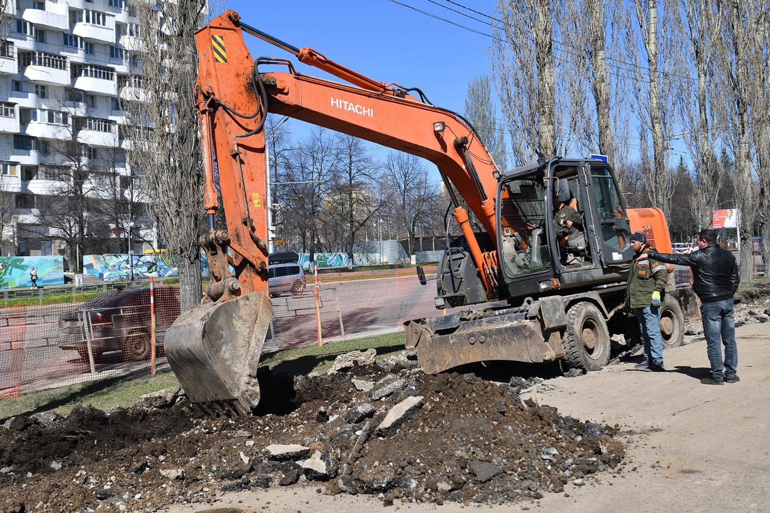 Альберт ЗАГИРОВ  На проспекте Октября обустроят новый тротуар и велодорожку.