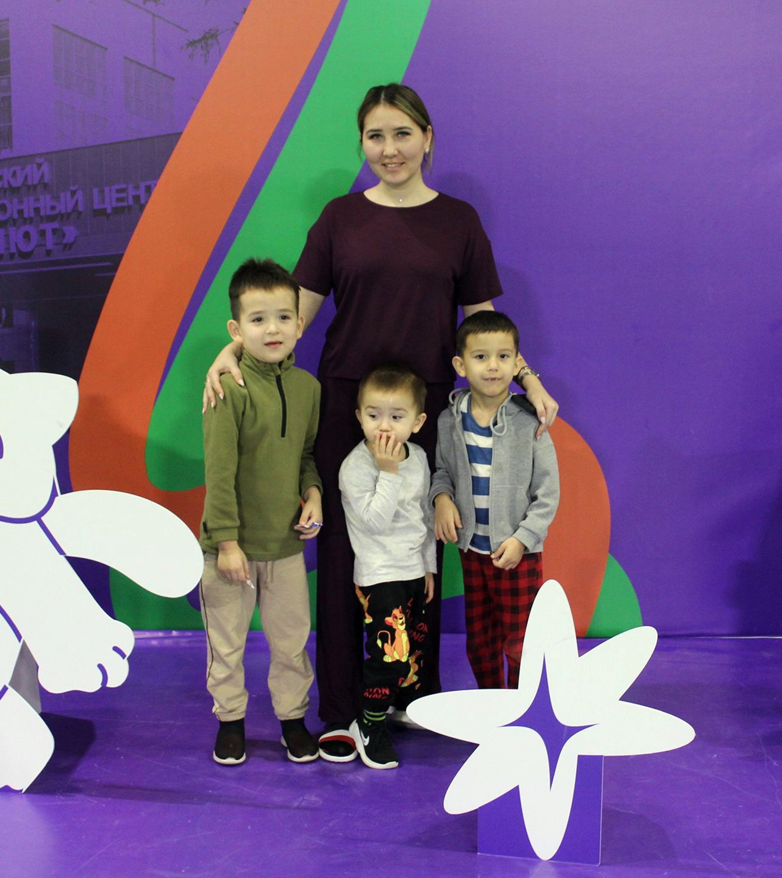 автора  Лилия Хисамова с племянником и сыновьями — счастливые и довольные после процедур.