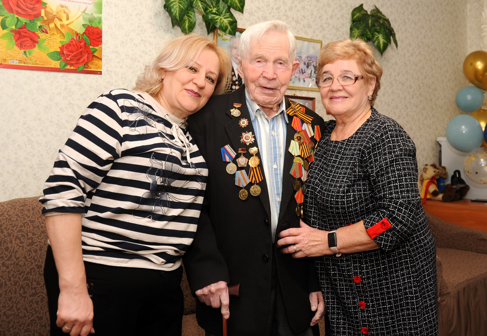 Ринат РАЗАПОВ  Родион Григорьевич Лобанов встречает столетие с надежной опорой — внучкой Ольгой и дочерью Татьяной.