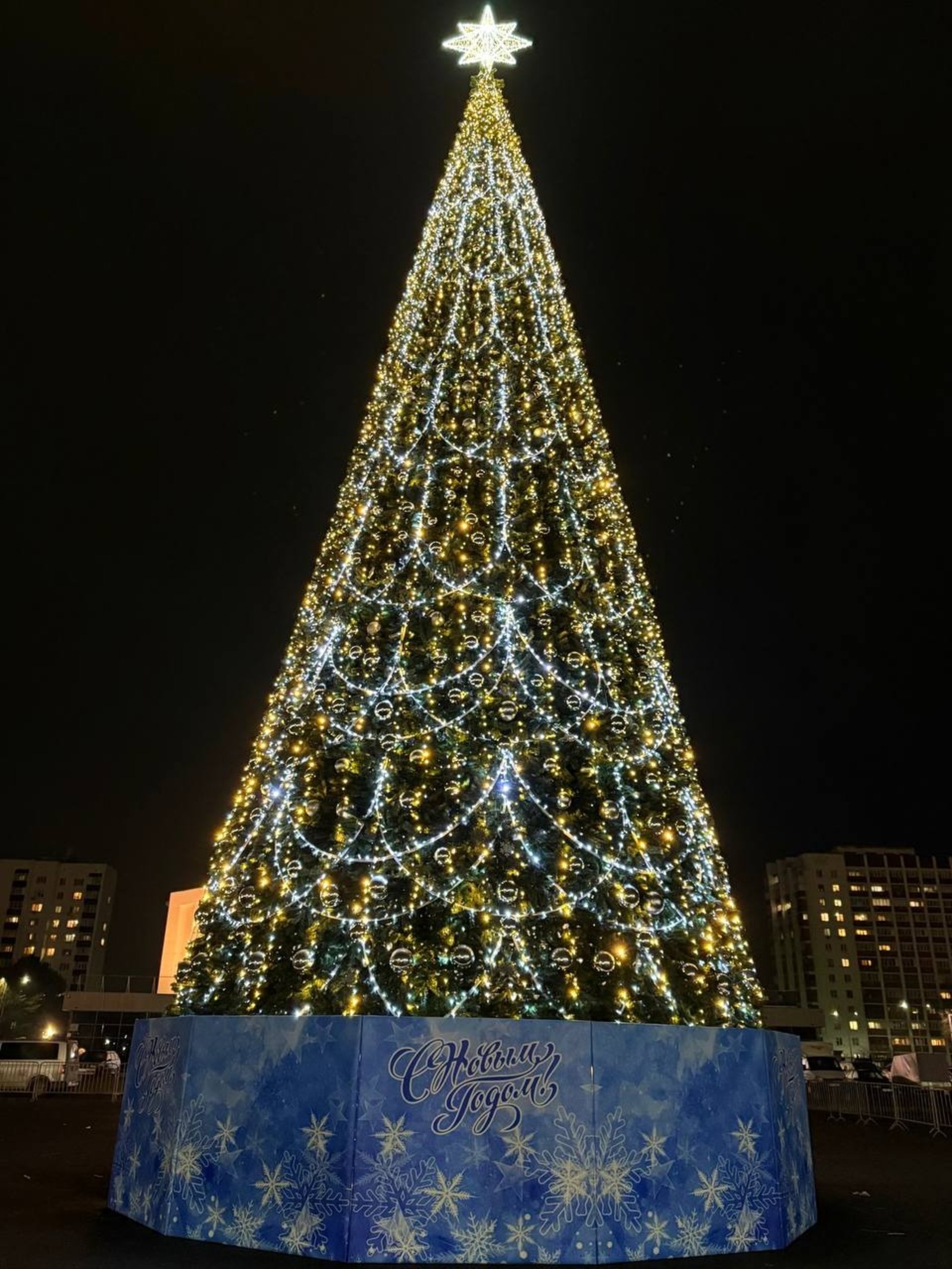 В Уфе на новогоднюю ёлку ушло два километра гирлянд