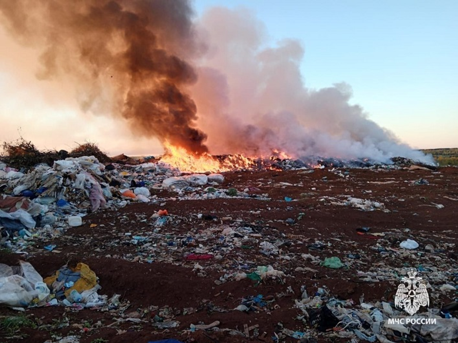 В Башкирии загорелся полигон ТБО