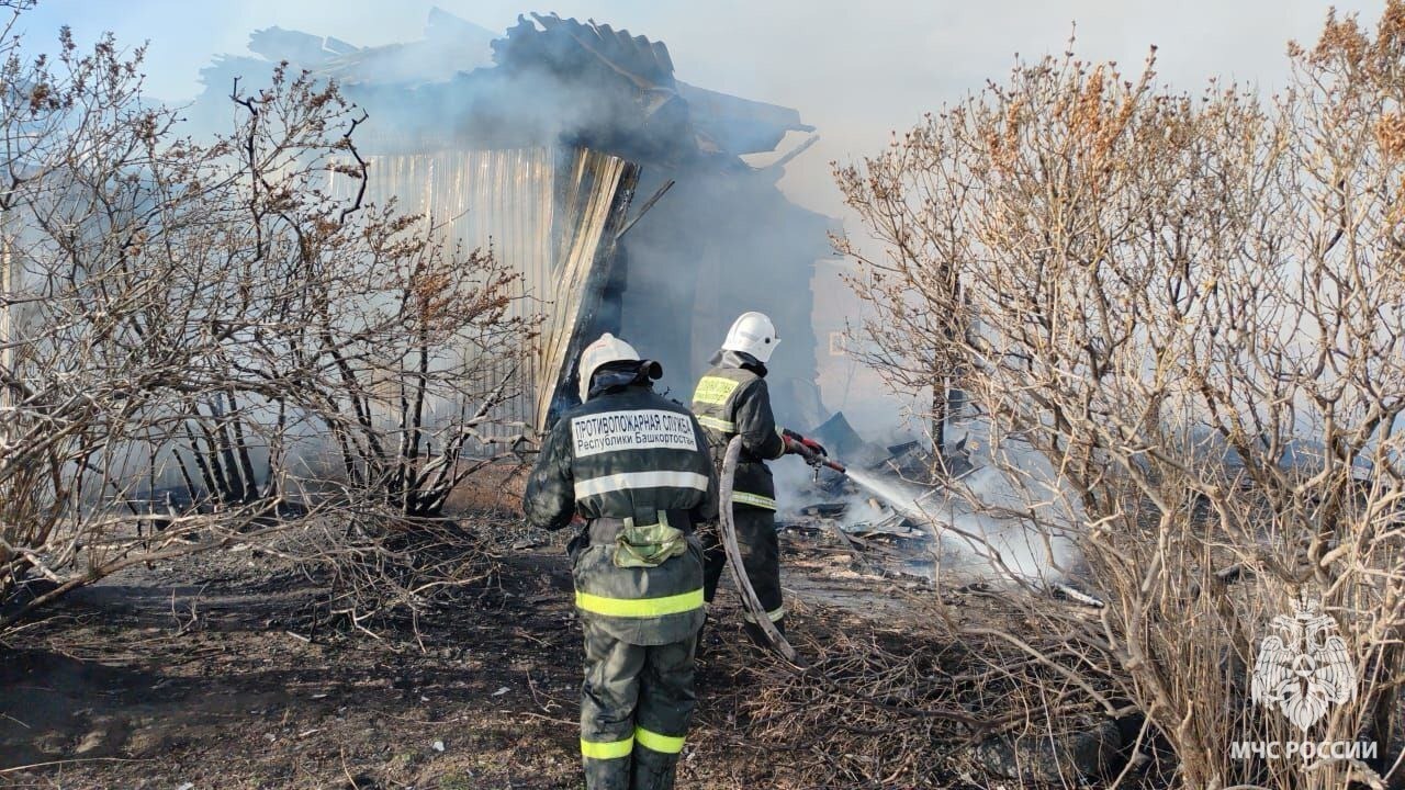 В Абзелиловском районе Башкирии сгорели ФАП и магазин